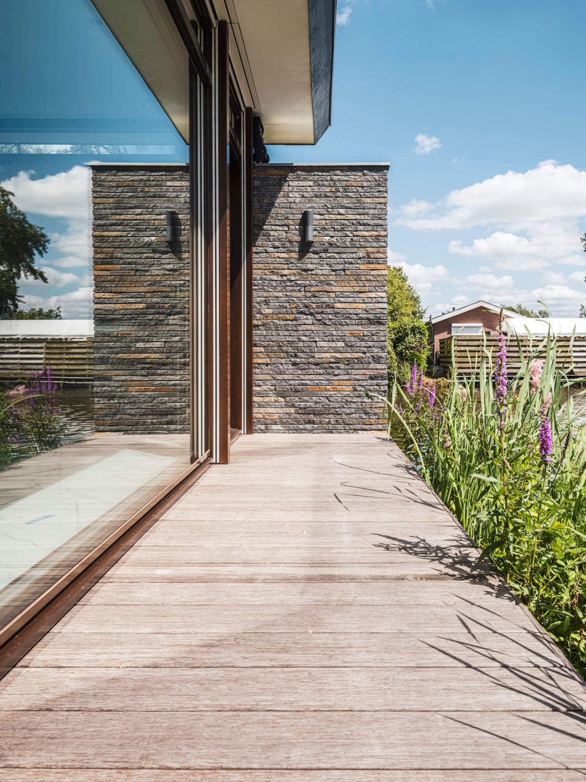 Muur Stenen muur met karakter: zo brengt natuursteen sfeer in huis én tuin ...