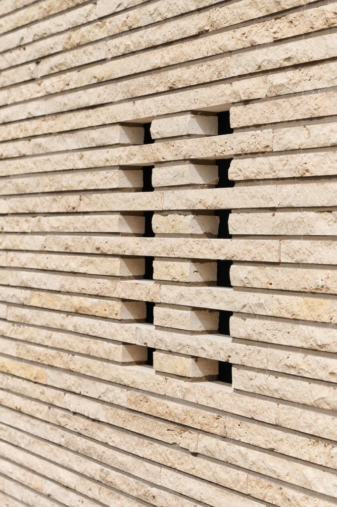 Travertin natuursteen, travertin, travertin tegels, travertin vloer, natuurstenen, gevelstenen, gevelsteen, gevelbekleding, NG Bouwen met Natuursteen