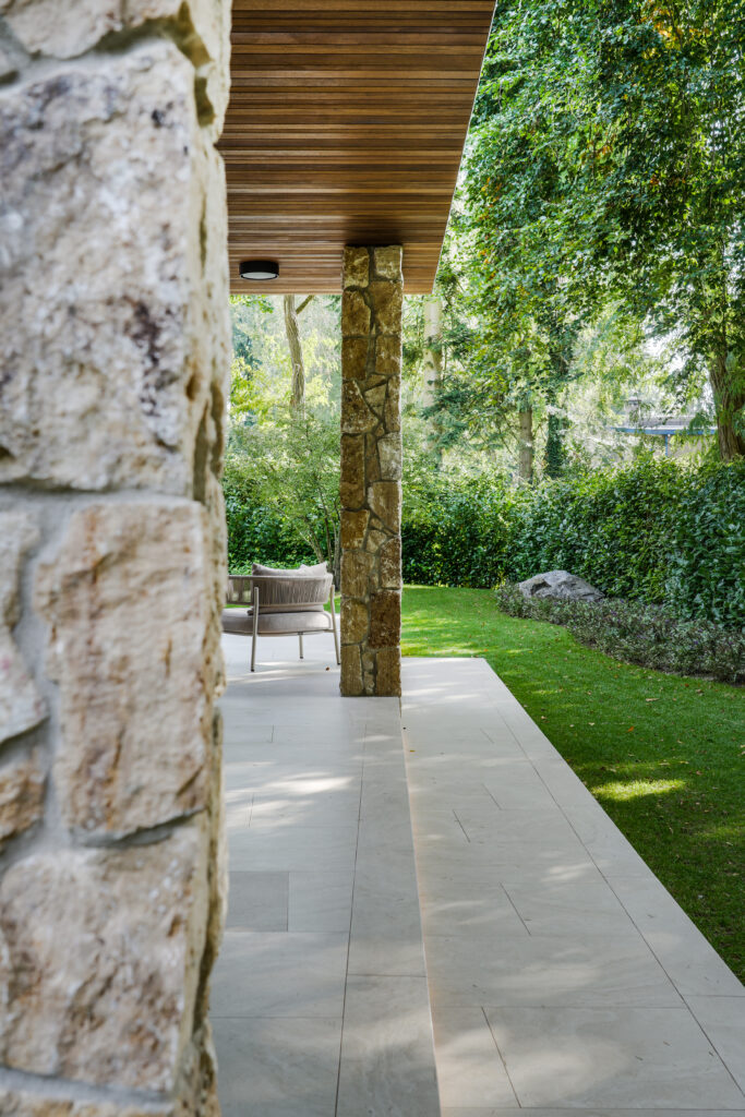 Travertin natuursteen, travertin, travertin tegels, travertin vloer, natuurstenen, gevelstenen, gevelsteen, gevelbekleding, NG Bouwen met Natuursteen