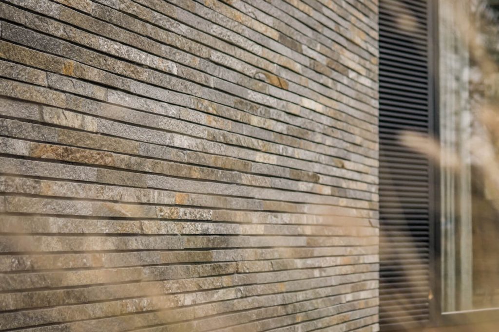 Natuursteen gevel, natuursteen gevelbekleding, gevelbekleding minimale voegen, natuursteen gevelsteen, natuursteen strips gevelbekleding, leisteen gevelbekleding, gevelbekleding steenstrips, natuursteen gevelbekleding detail, natuursteen gevelbekleding montage, NG Bouwen met Natuursteen